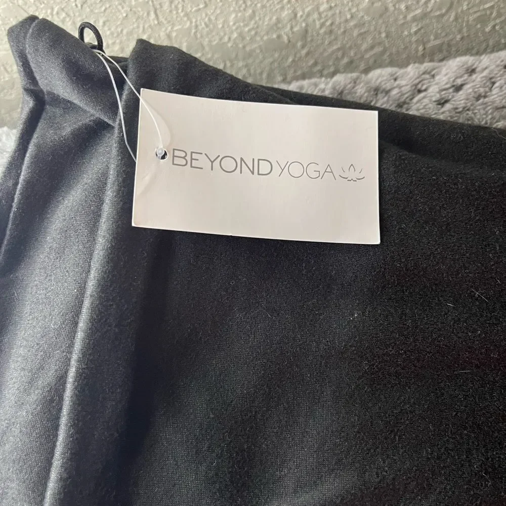 NWT Beyond Yoga 💫Black 💫Pocket Infinity Scarf